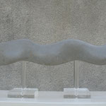  "Homme libre..."  ( Pierre calcaire de Vergers, plexiglas)  Longueur 90 cm, hauteur 35 cm