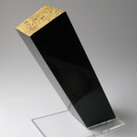  "Auror" (Granite noir, feuille d'or, plexiglas)  Hauteur 36 cm