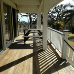 西側テラスとピクニックテーブル Terrace on the west side and picnic table