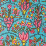 Fleurs roses sur un tissu turquoise, plantées dans un cadre dont le contour reprend la forme d'une coquille Saint-Jacques.