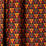 Motif arlequin, composé de triangles imbriqués, pointes en bas et pointes en haut, de couleurs ocre rouge, jaune, vert et anthracite.