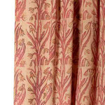 Petites fleurs clochettes orangé pâle, perchées en haut de longues tiges vieux rose, l'ensemble imprimé sur un tissu écru rosé.