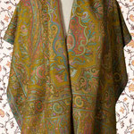 Châle "kani" du Cachemire, en laine ocre jaune, de 105 cm sur 210 cm.