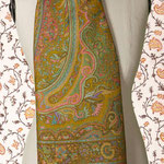 Châle "kani" du Cachemire, en laine ocre jaune, de 105 cm sur 210 cm.
