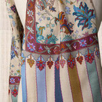 Étole en laine et soie, avec des fleurs multicolores imprimées sur un fond beige.