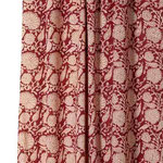 Grandes fleurs écru et rouge, entourées de fleurs cachemire, l'ensemble imprimé sur un tissu rouge.
