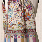 Étole en laine et soie, avec des fleurs multicolores imprimées sur un fond beige.