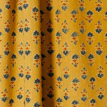 Petite fleur rouge brique et indigo délavé, dans une disposition tête bêche, imprimée sur un tissu ocre jaune.