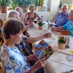 Stärkung beim Mittagessen auf der Ronneburg (Foto: Hans Pfaff)