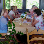 Stärkung beim Mittagessen auf der Ronneburg (Foto: Hans Pfaff)