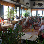 Stärkung beim Mittagessen auf der Ronneburg (Foto: Hans Pfaff)