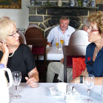 Gespräche bei Kaffee und Kuchen (Foto: Hans Pfaff)