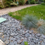 utilizzo di slade ardesia in giardino con bordino