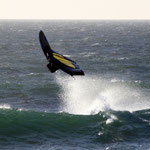 Kaum gelandet und gleich auf´s Wasser am Sunset Beach und Gas geben. Perfekte Wellen und strammer Wind.