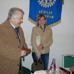 La Dott.ssa si intrattiene con un rotariano, attuale Presidente Rotary il dott. Enrico Punzi.