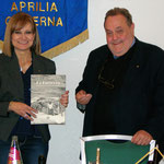 Ringraziamento da parte del presidente Martinelli con un libro sulla storia di Aprilia.