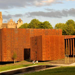 le musée Soulages à Rodez et son architecture remarquable avec la cathédrale en fond de paysage
