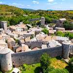 vue aérienne des remparts et du village de La Couvertoirade