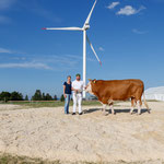 mit meiner Frau Bettina und Siegermuni Stefano vor den eindrücklichen Windräder (Foto: Barbara Loosli)