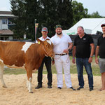 mit Rind Calanda, Züchter Adrian Weber und Spender Ruedi und Reto Hirsbrunner, AXA Generalagentur Lyss (Bild: Stephanie Gerber)