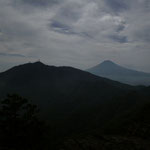 １１：２３　三つ峠の咲に富士山が