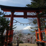 鳥居の先は富士山だ