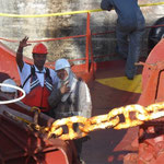 Schiffsarbeiter geniessen die Kanaldurchfahrt