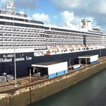 Kreuzfahrtschiff fährt zum Spass durch die Gatun Schleusen