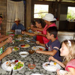 Gemeinsames traditionelles Panama-Mittagessen