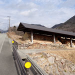 道路沿いに窯の煙突部分が向いているが、これ焼成中大丈夫なのか？