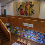 図書コーナーでは数多くの絵本をご自由に読んでいただけます