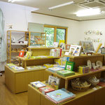 販売コーナーでは国内をはじめ海外の絵本や、ここでしかかえない美術館オリジナルグッズも多数あります