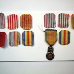 Etat des médailles au verso : les couleurs ont été préservées. Avec l'accord du propriétaire, il est choisi de les replacer de ce côté pour en valoriser les couleurs (sauf pour la médaille comprenant une partie métallique pendante)