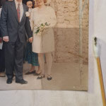 Photographie sur papier couleur chromogène, années 1990, souillée par les suies et fumées d'un incendie, en cours de traitement (collection privée)