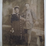 La même photographie que précédemment après traitement. Le soldat a survécu à la guerre, et c'est son petit-fils qui m'a confié la restauration de cette photographie de famille