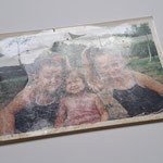 Photographie sur papier couleur chromogène brillant, années 1990, souillée par les suies et fumées d'un incendie, avant traitement (collection privée)