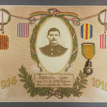 Portrait de Jean Egault, médaillé de 1914-18. Tirage sur papier au gélatino-bromure d'argent, papier imprimé, médailles de tissu. Après traitement