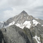 Gifel auf dem Wiwannihorn, im Hintergrund das Bietschhorn