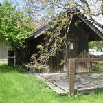 Grillgelegenheit mit Grill und kleiner Grillhütte
