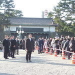 石橋の眼鏡橋を渡って正門から皇居の中に入る