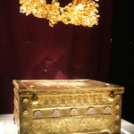 Die goldene Graburne mit 11 kg und der Goldkranz von dem Mazedonierkönig Philipp II., der Deckel trägt den sechszehnzackigen Stern       Philipp II im Grabhügel von Vergina