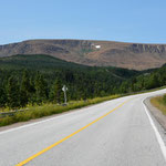 Fahrt durch den Gros Morne Nationalpark. Links sind die Tablelands zu sehen.