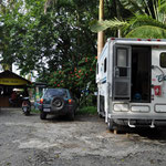 Unser Übernachtungsplatz in Rio Dulce, direkt auf dem Parkplatz von Bruno's Hotel und Marina.