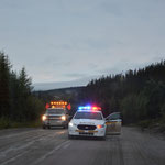 Die Polizei sperrte den Highway - ein Schwertransport für die Wasserkraftwerke versperrte den Weg.