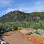 Die rote Farbe im Fluss kommt von den eisenhaltigen Steinen im Flussbett.