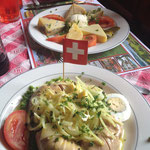 Unser 1. August-Mittagessen (um 15.00 Uhr). Käseplatte und Wurst-/Käsesalat. Cordon bleu und Rösti gab's dann vier Stunden später ;-)