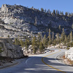 Kurvenreiche Fahrt am Tioga Pass.