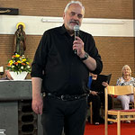 Pfarrer Guido Busche begrüßt Chöre und Publikum
