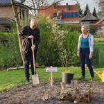 Pfarrer Busche beginnt mit dem ersten Spatenstich!