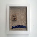 „Strand gut - Wasser blau“ | Strandgut, Sand, Objektrahmen | 28 x 22 cm